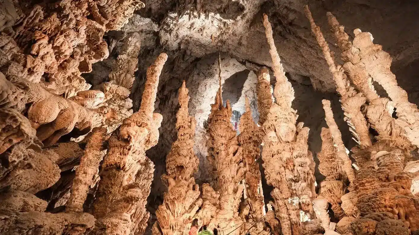 Les impressionnantes Stalactites de l'aven d'Orgnac. 